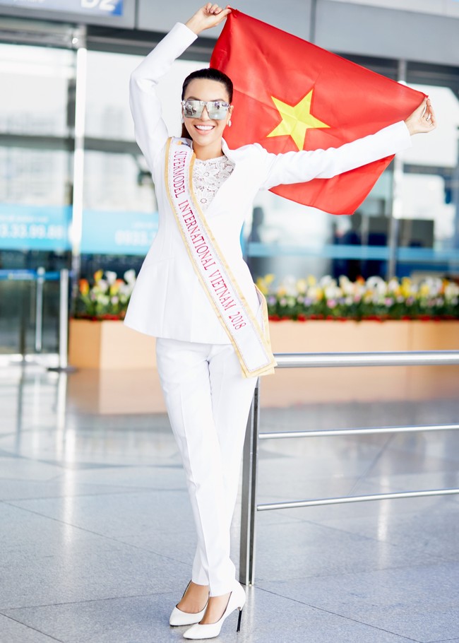 Khả Trang gây chú ý ở sân bay với đôi chân dài 1,14m và hành lý chất ngồn ngộn - Ảnh 3.