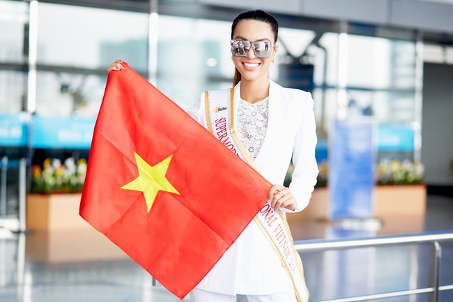 Khả Trang gây chú ý ở sân bay với đôi chân dài 1,14m và hành lý chất ngồn ngộn - Ảnh 4.