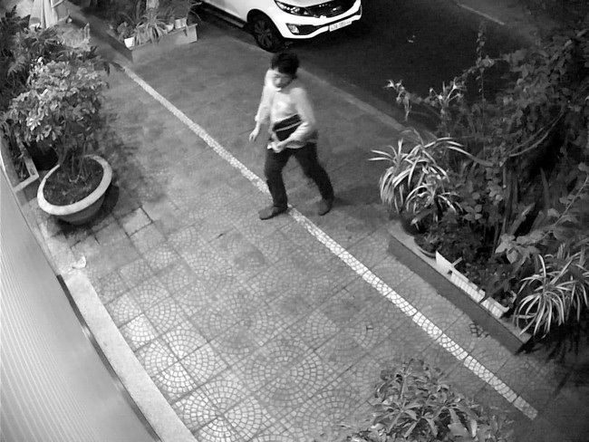 Người đàn ông Hàn Quốc đột nhập xe ô tô của người dân ở Đà Nẵng lúc nửa đêm - Ảnh 1.
