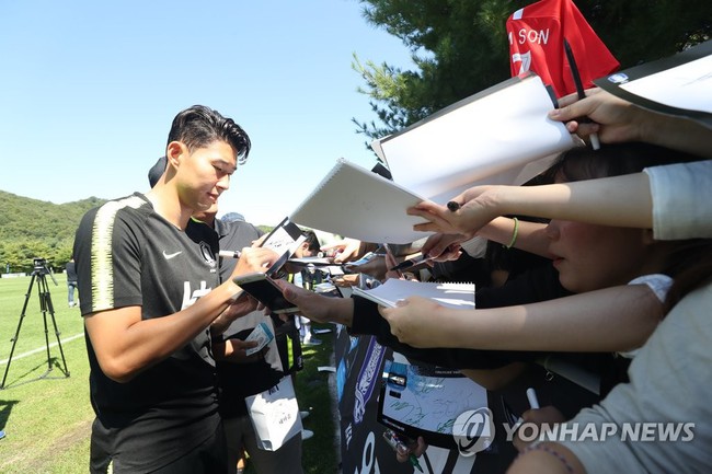 Nghìn fan nữ đổ xô tới xem Son Heung-min tập luyện, phá vỡ kỷ lục mọi thời đại của đội tuyển Hàn Quốc - Ảnh 1.