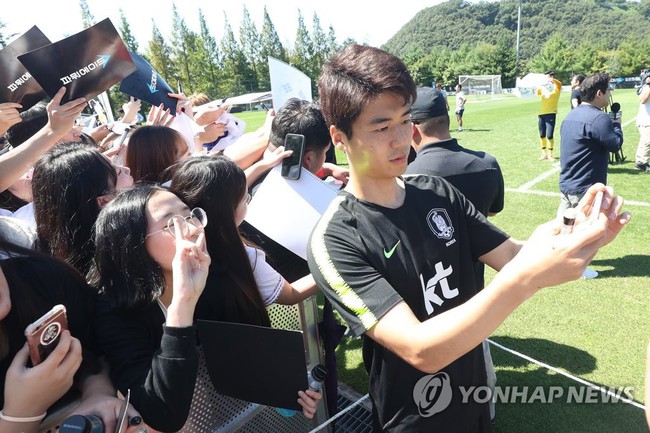 Nghìn fan nữ đổ xô tới xem Son Heung-min tập luyện, phá vỡ kỷ lục mọi thời đại của đội tuyển Hàn Quốc - Ảnh 3.