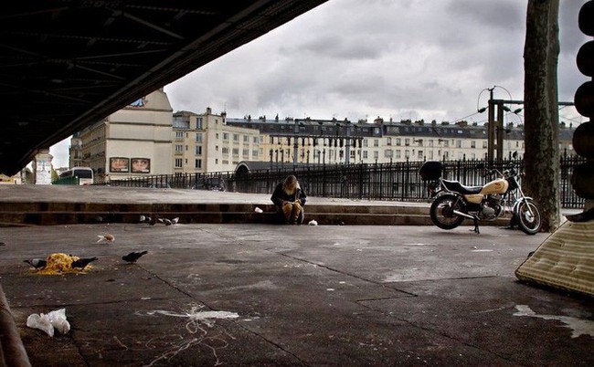Một Paris rất khác: Không có ánh hào quang hoa lệ, người vô gia cư sống vạ vật, lay lắt trên những con phố bẩn thỉu ngập ngụa rác - Ảnh 12. Một Paris rất khác: Không có ánh hào quang hoa lệ, người vô gia cư sống vạ vật, lay lắt trên những con phố bẩn thỉu ngập ngụa rác - Ảnh 12.