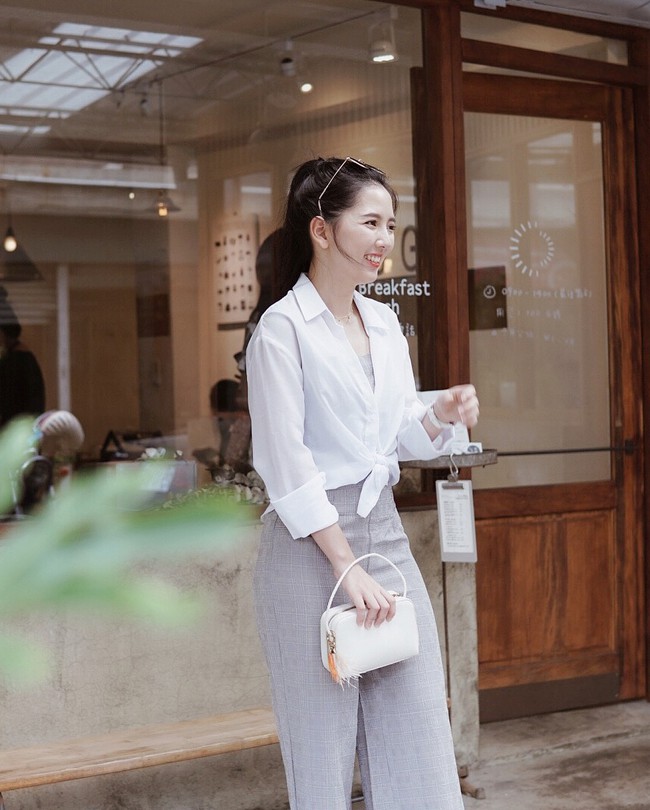 Sang thu, chưa cần diện áo khoác thì học ngay cách biến tấu sơmi thành 3 kiểu cực hay ho này - Ảnh 6. Sang thu, chưa cần diện áo khoác thì học ngay cách biến tấu sơmi thành 3 kiểu cực hay ho này - Ảnh 6.
