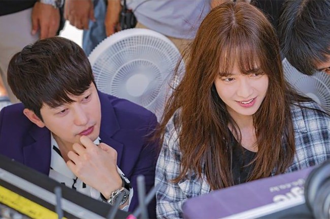 Song Ji Hyo lại khiến fan ghen tị vì trong hậu trường phim vẫn nhắng nhít, xinh đẹp thế này - Ảnh 1.