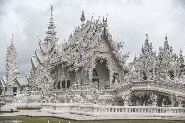Tham quan ng&ocirc;i đền Th&aacute;i Lan sở hữu c&acirc;y cầu địa ngục, c&aacute;nh tay người chết v&agrave; cổng v&agrave;o thi&ecirc;n đường - Ảnh 1.