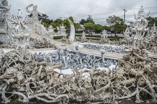 Tham quan ngôi đền Thái Lan sở hữu cây cầu địa ngục, cánh tay người chết và cổng vào thiên đường - Ảnh 2.