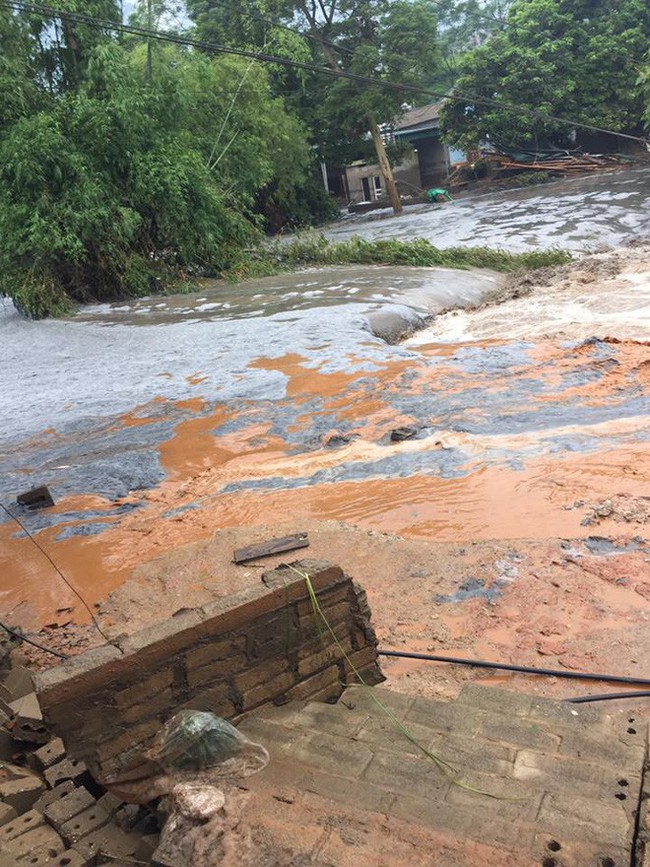 Cảnh tan hoang sau vụ vỡ đập hồ chứa, hàng nghìn mét khối chất thải tràn vào khu dân cư ở Lào Cai - Ảnh 4.