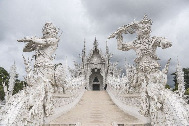 Tham quan ngôi đền Thái Lan sở hữu cây cầu địa ngục, cánh tay người chết và cổng vào thiên đường - Ảnh 4.