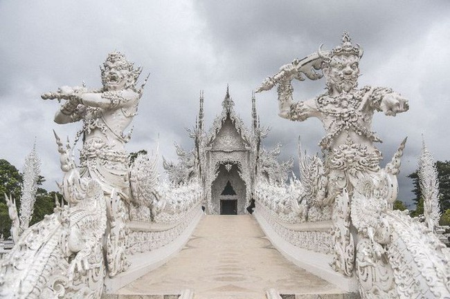 Tham quan ng&ocirc;i đền Th&aacute;i Lan sở hữu c&acirc;y cầu địa ngục, c&aacute;nh tay người chết v&agrave; cổng v&agrave;o thi&ecirc;n đường - Ảnh 4.