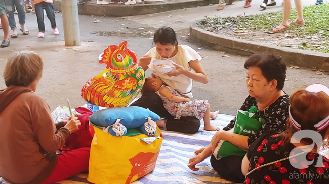 Thảo Cầm Viên Sài Gòn lại đông nghẹt ngày đầu năm, võng bạt bày la liệt, nhiều trẻ ngủ gục trên tay mẹ - Ảnh 5.