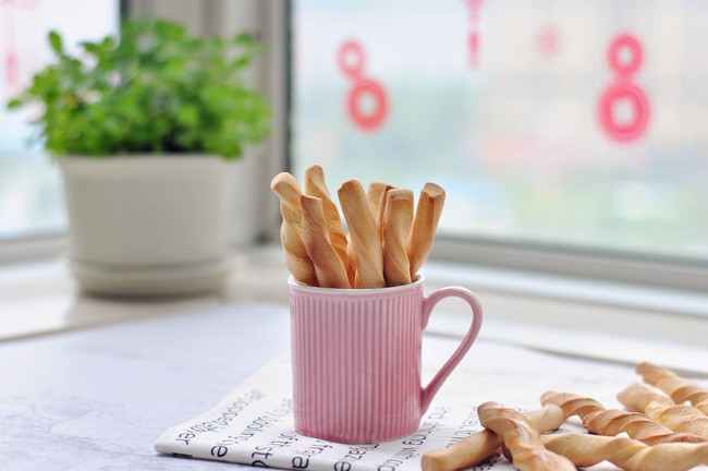 Trời lạnh ở nhà làm bánh quẩy nóng hổi thơm phức ăn thì còn gì bằng! - Ảnh 1. Trời lạnh ở nhà làm bánh quẩy nóng hổi thơm phức ăn thì còn gì bằng! - Ảnh 1.