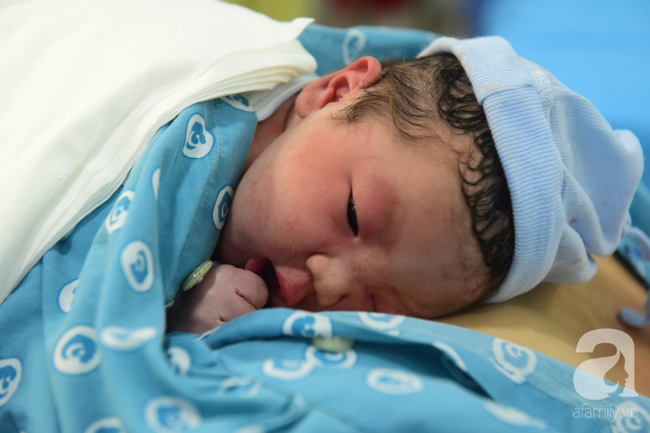 Vừa chào đời giờ đầu tiên của năm 2019, em bé con sản phụ ở Cần Thơ đã vẫy tay chào bác sĩ - Ảnh 5.
