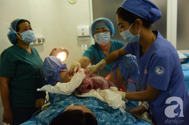 Vừa chào đời giờ đầu tiên của năm 2019, em bé con sản phụ ở Cần Thơ đã vẫy tay chào bác sĩ - Ảnh 4.