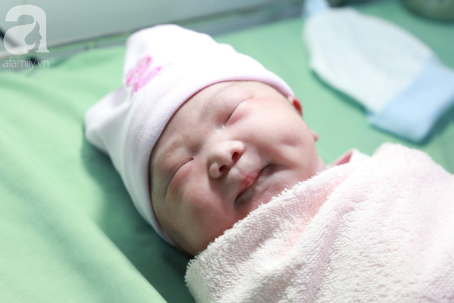 Vừa chào đời giờ đầu tiên của năm 2019, em bé con sản phụ ở Cần Thơ đã vẫy tay chào bác sĩ - Ảnh 8.