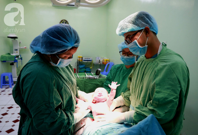 Vừa chào đời giờ đầu tiên của năm 2019, em bé con sản phụ ở Cần Thơ đã vẫy tay chào bác sĩ - Ảnh 10.