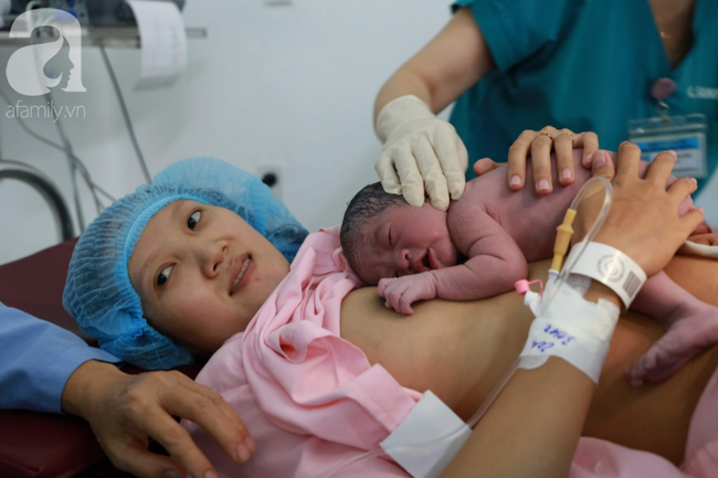 Vừa chào đời giờ đầu tiên của năm 2019, em bé con sản phụ ở Cần Thơ đã vẫy tay chào bác sĩ - Ảnh 9.