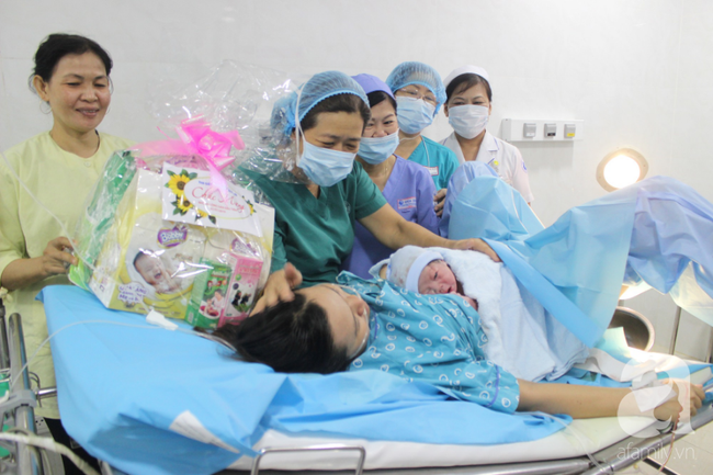 Vừa chào đời giờ đầu tiên của năm 2019, em bé con sản phụ ở Cần Thơ đã vẫy tay chào bác sĩ - Ảnh 3.
