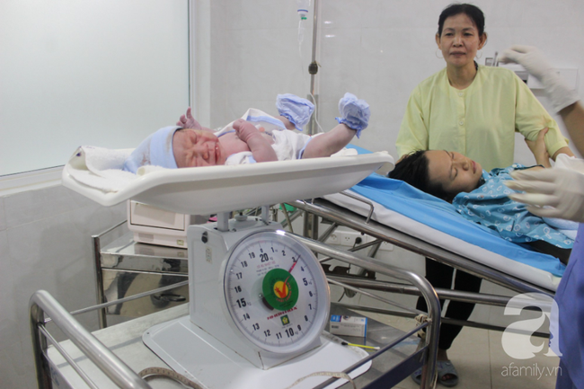 Vừa chào đời giờ đầu tiên của năm 2019, em bé con sản phụ ở Cần Thơ đã vẫy tay chào bác sĩ - Ảnh 7.