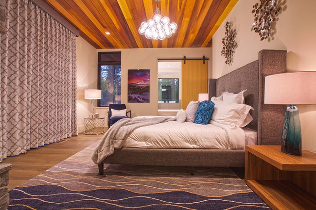Phòng ngủ ấm cúng vào mùa đông, mát mẻ khi vào hè với trần nhà bằng gỗ tự nhiên - Ảnh 14.