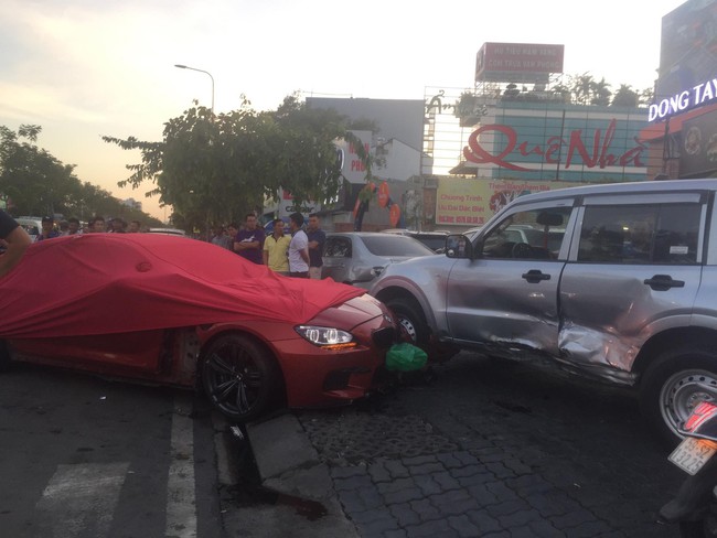 TP.HCM: Ô tô BMW tông gãy cây xanh rồi lao qua bên đường, đâm một loạt ô tô, xe máy khác - Ảnh 4.