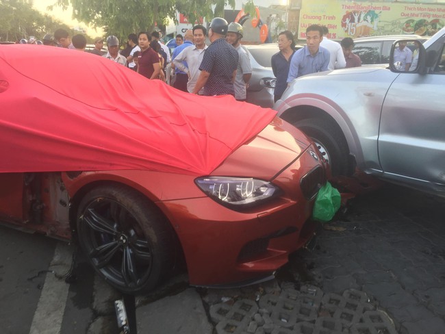 TP.HCM: Ô tô BMW tông gãy cây xanh rồi lao qua bên đường, đâm một loạt ô tô, xe máy khác - Ảnh 2.