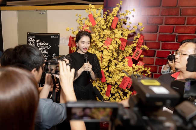 Hari Won diện váy xuyên thấu, hát nhạc phim tặng Chi Pu - Lan Ngọc trong buổi ra mắt phim - Ảnh 5.