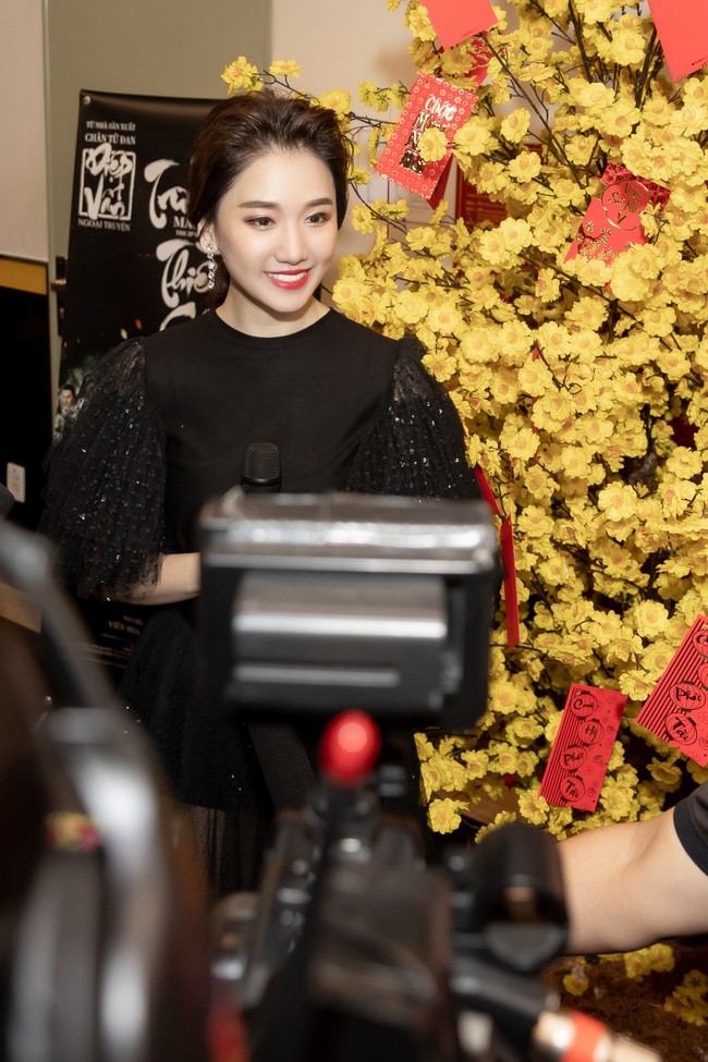 Hari Won diện váy xuyên thấu, hát nhạc phim tặng Chi Pu - Lan Ngọc trong buổi ra mắt phim - Ảnh 4.