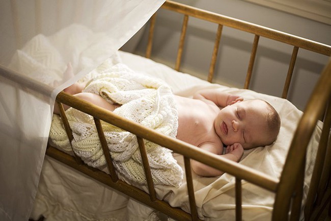 Một số cách đơn giản để tập cho trẻ sơ sinh ngủ một mình trong cũi từ khi mới lọt lòng - Ảnh 1.
