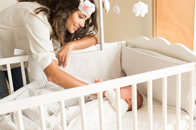 Một số cách đơn giản để tập cho trẻ sơ sinh ngủ một mình trong cũi từ khi mới lọt lòng - Ảnh 6.