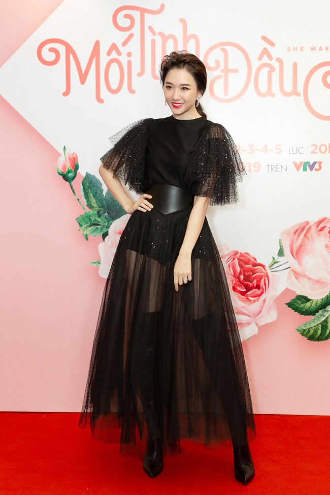 Hari Won diện váy xuyên thấu, hát nhạc phim tặng Chi Pu - Lan Ngọc trong buổi ra mắt phim - Ảnh 6.