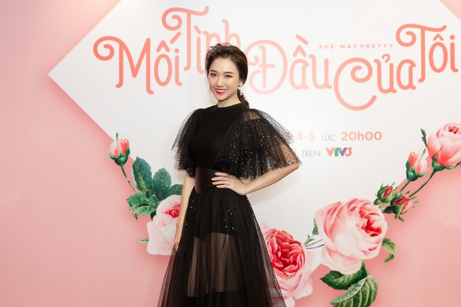 Hari Won diện váy xuyên thấu, hát nhạc phim tặng Chi Pu - Lan Ngọc trong buổi ra mắt phim - Ảnh 2.