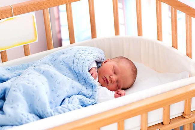 Một số cách đơn giản để tập cho trẻ sơ sinh ngủ một mình trong cũi từ khi mới lọt lòng - Ảnh 3.