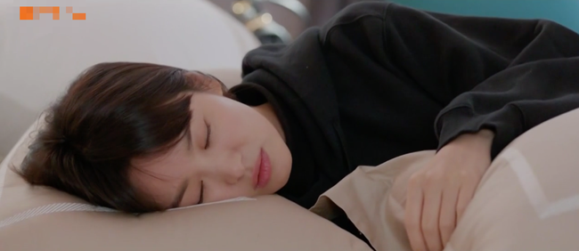Cảnh Song Hye Kyo say xỉn trong Encounter gợi nhớ bác sĩ Kang của Hậu duệ mặt trời - Ảnh 3. Cảnh Song Hye Kyo say xỉn trong Encounter gợi nhớ bác sĩ Kang của Hậu duệ mặt trời - Ảnh 3.