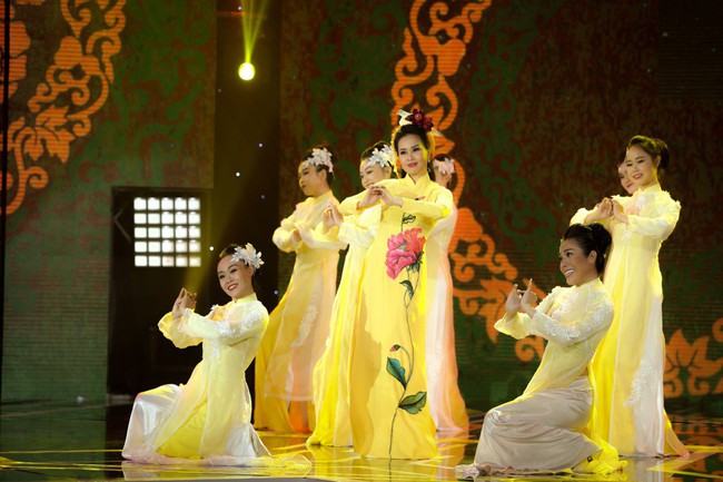 Bộ đôi Hồ Ngọc Hà - Trấn Thành trở lại, mặc áo dài rực rỡ dẫn chương trình Tết - Ảnh 6.