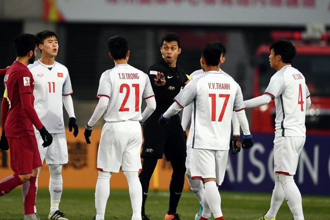 Dân mạng không khỏi lo lắng khi biết danh tính vị trọng tài bắt chính trận Việt Nam - Iran ở Asian Cup 2019 - Ảnh 1.