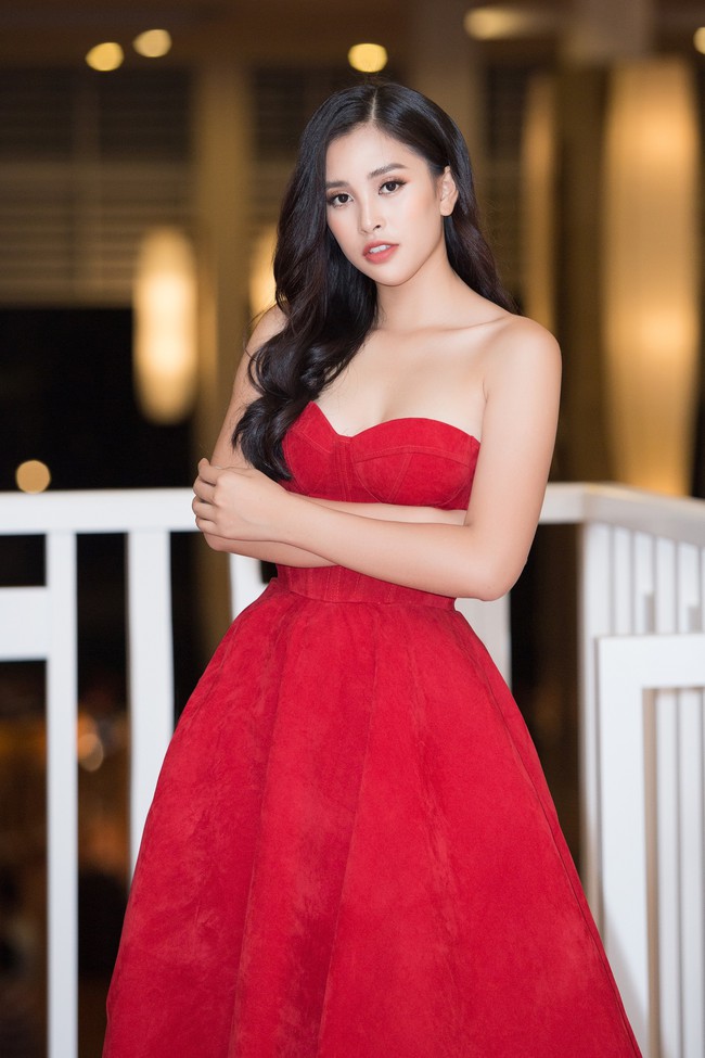 Hoa hậu Tiểu Vy bất ngờ diện đầm khoe ngực đầy nóng bỏng - Ảnh 1.
