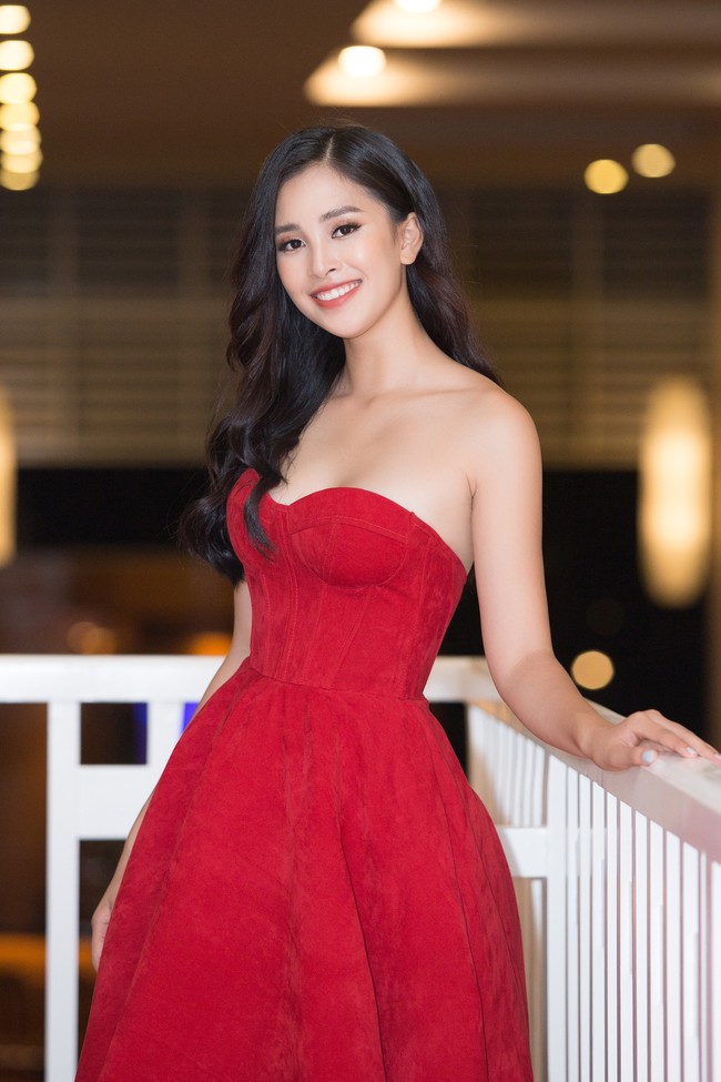 Hoa hậu Tiểu Vy bất ngờ diện đầm khoe ngực đầy nóng bỏng - Ảnh 2.