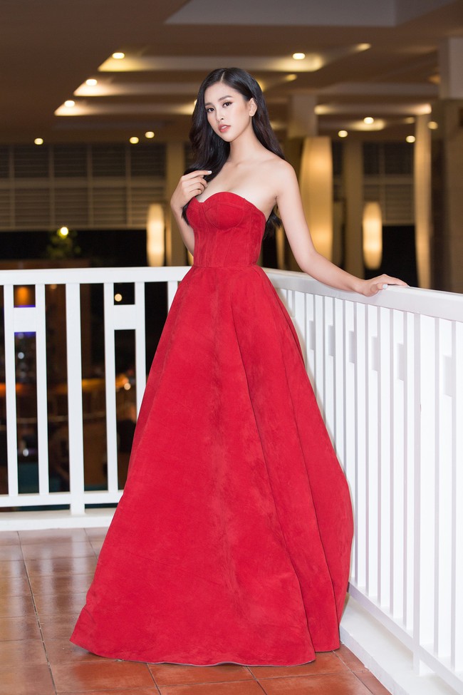 Hoa hậu Tiểu Vy bất ngờ diện đầm khoe ngực đầy nóng bỏng - Ảnh 4.