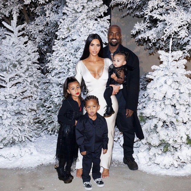 Tâm lý như Kim Kardashian: chi gần 200 triệu VNĐ mua cả rổ túi Louis Vuitton tặng cho các bé gái trong nhà, ai cũng có phần đỡ phải tị nhau - Ảnh 1.