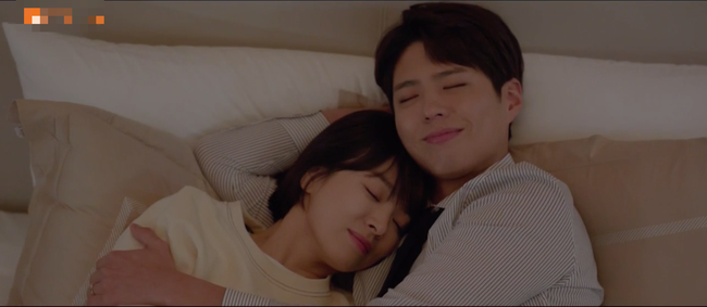 Lần đầu ngủ chung giường với phi công trẻ, Song Hye Kyo đã biểu cảm thế này - Ảnh 9.