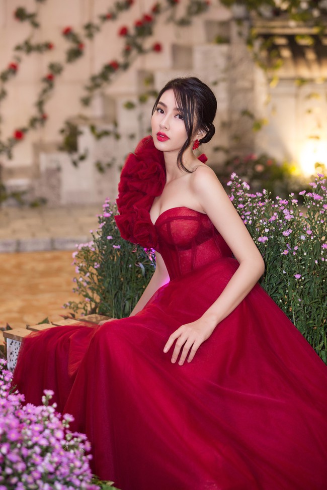 Hoa hậu Tiểu Vy bất ngờ diện đầm khoe ngực đầy nóng bỏng - Ảnh 6.