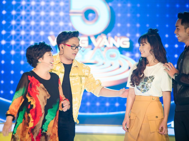 Phi Phụng đi catwalk như siêu mẫu, khoe chân dài khiến Chí Tài cười ngất - Ảnh 4. Phi Phụng đi catwalk như siêu mẫu, khoe chân dài khiến Chí Tài cười ngất - Ảnh 4.