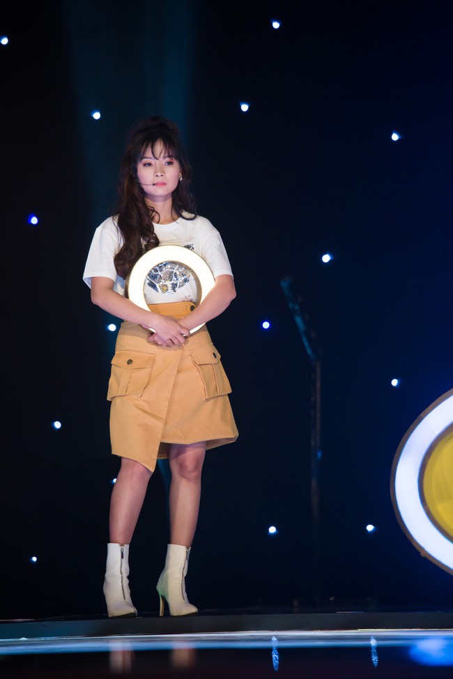 Phi Phụng đi catwalk như siêu mẫu, khoe chân dài khiến Chí Tài cười ngất - Ảnh 9. Phi Phụng đi catwalk như siêu mẫu, khoe chân dài khiến Chí Tài cười ngất - Ảnh 9.