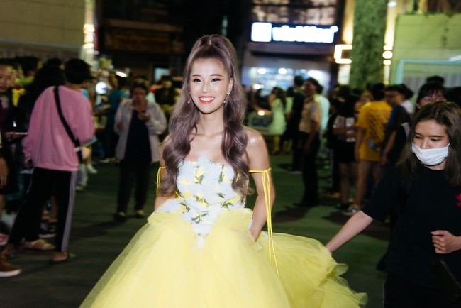 Hoàng Yến Chibi xách váy chạy như bay để ăn mừng đoạt cúp với fan - Ảnh 5.