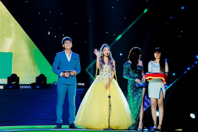 Hoàng Yến Chibi xách váy chạy như bay để ăn mừng đoạt cúp với fan - Ảnh 6.