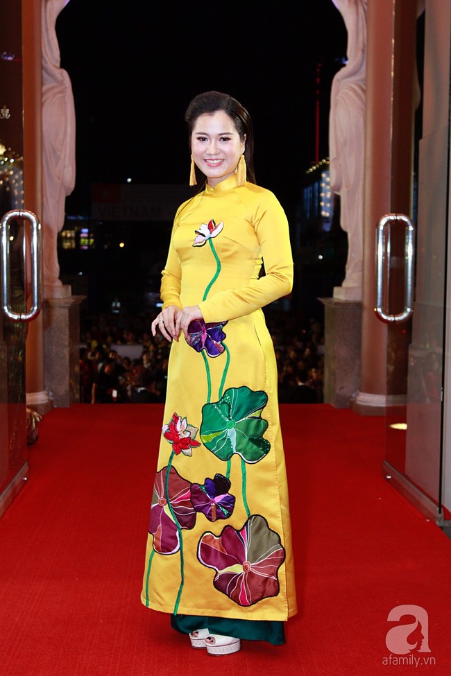 Hoa hậu Tiểu Vy khoe vai trần hội ngộ Á hậu Phương Nga và Thúy An trên thảm đỏ Mai Vàng - Ảnh 15.