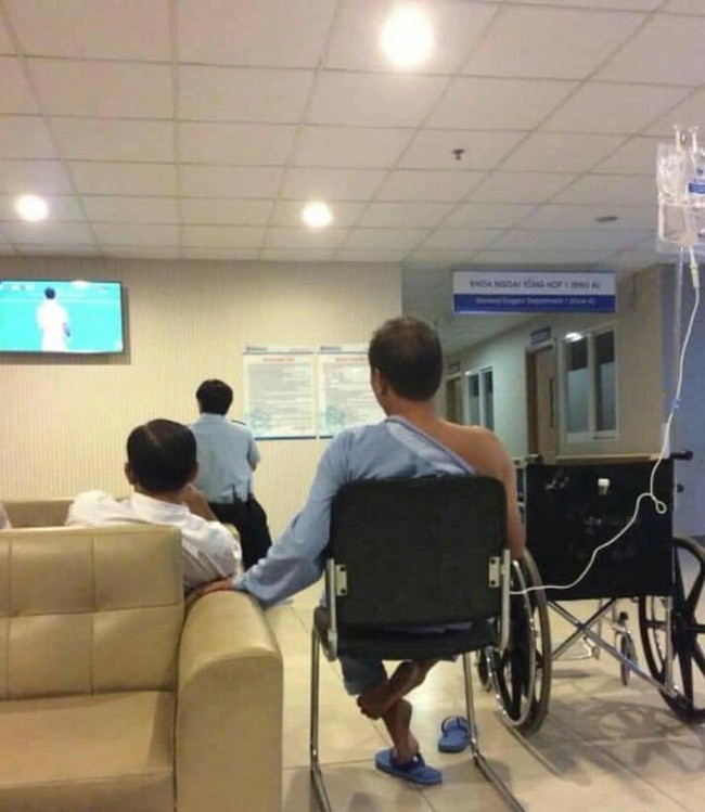 Bệnh nhân ngồi truyền nước xem bóng đá và hành động bất ngờ sau thất bại của ĐT Việt Nam - Ảnh 1.