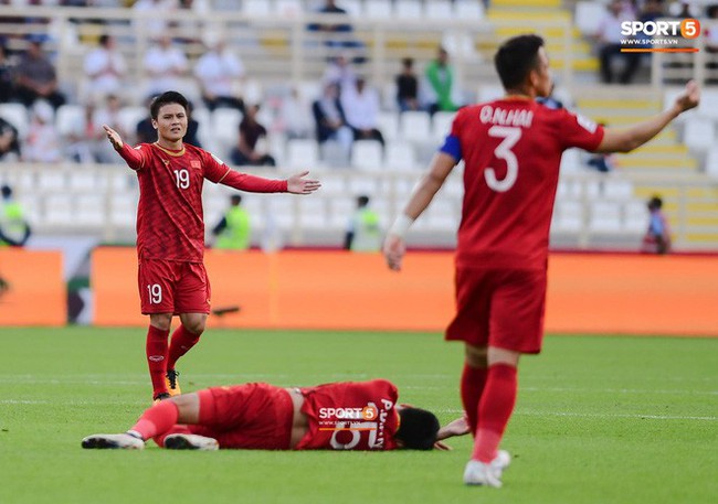 Đức Huy mất trí nhớ tạm thời sau pha va chạm kinh hoàng với cầu thủ Iran - Ảnh 4. Đức Huy mất trí nhớ tạm thời sau pha va chạm kinh hoàng với cầu thủ Iran - Ảnh 4.