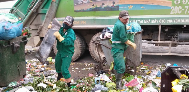 Chùm ảnh: Phố phường Hà Nội rác chất như núi, bốc mùi hôi thối nhiều ngày vì xe vận chuyển rác bị chặn - Ảnh 8.