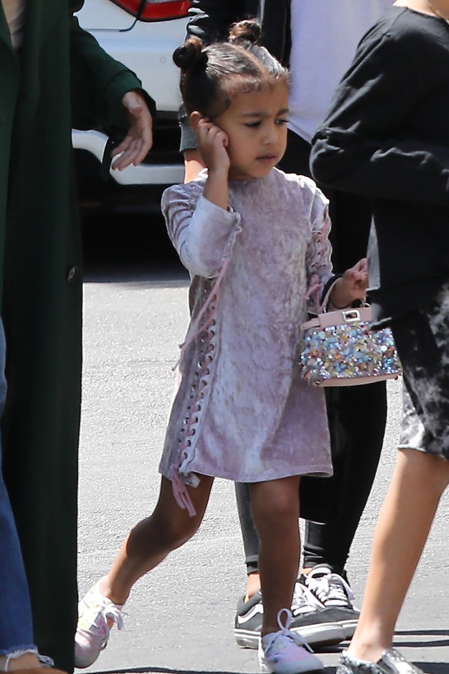 Chẳng phải Suri hay Harper, các bé gái nhà Kardashian mới là công chúa mê túi hiệu sang chảnh bậc nhất showbiz! - Ảnh 5.